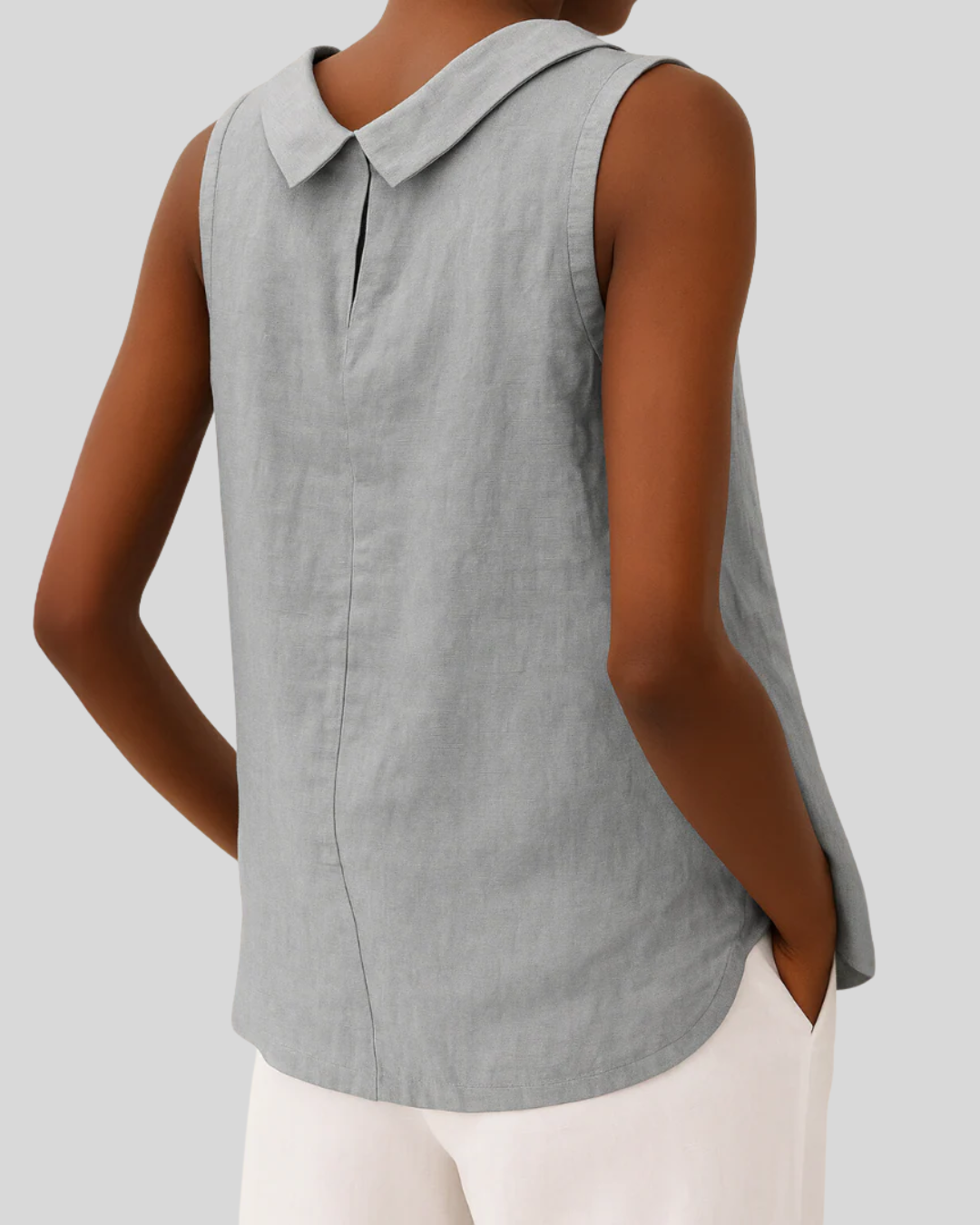 Modehus | Elegant ermeløs bluse med høy hals