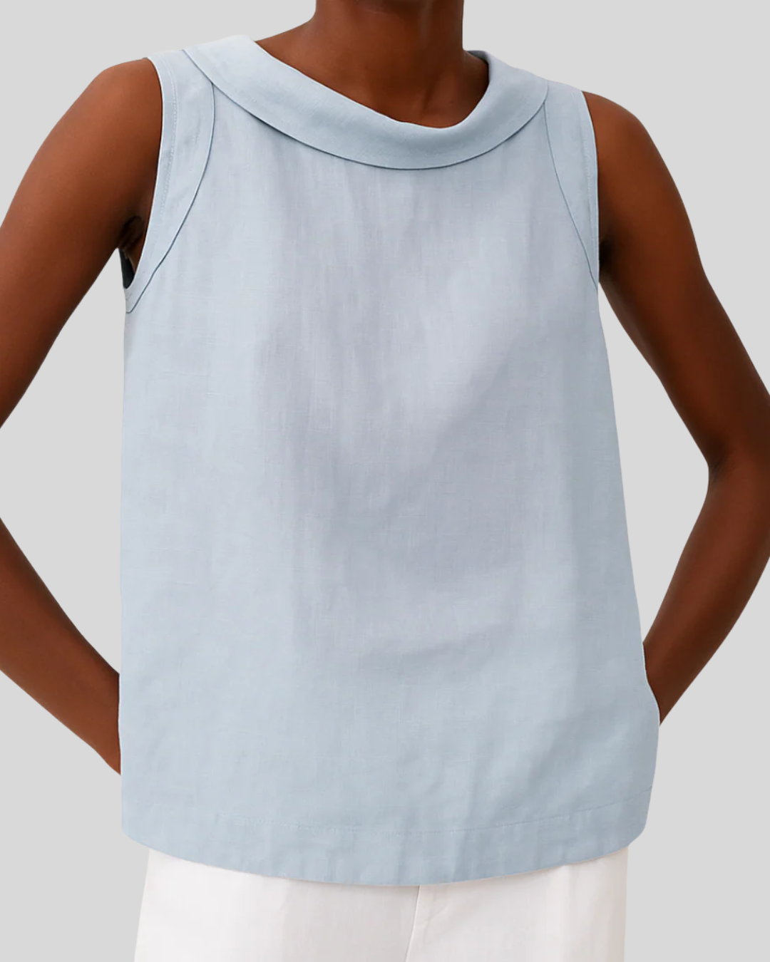 Modehus | Elegant ermeløs bluse med høy hals