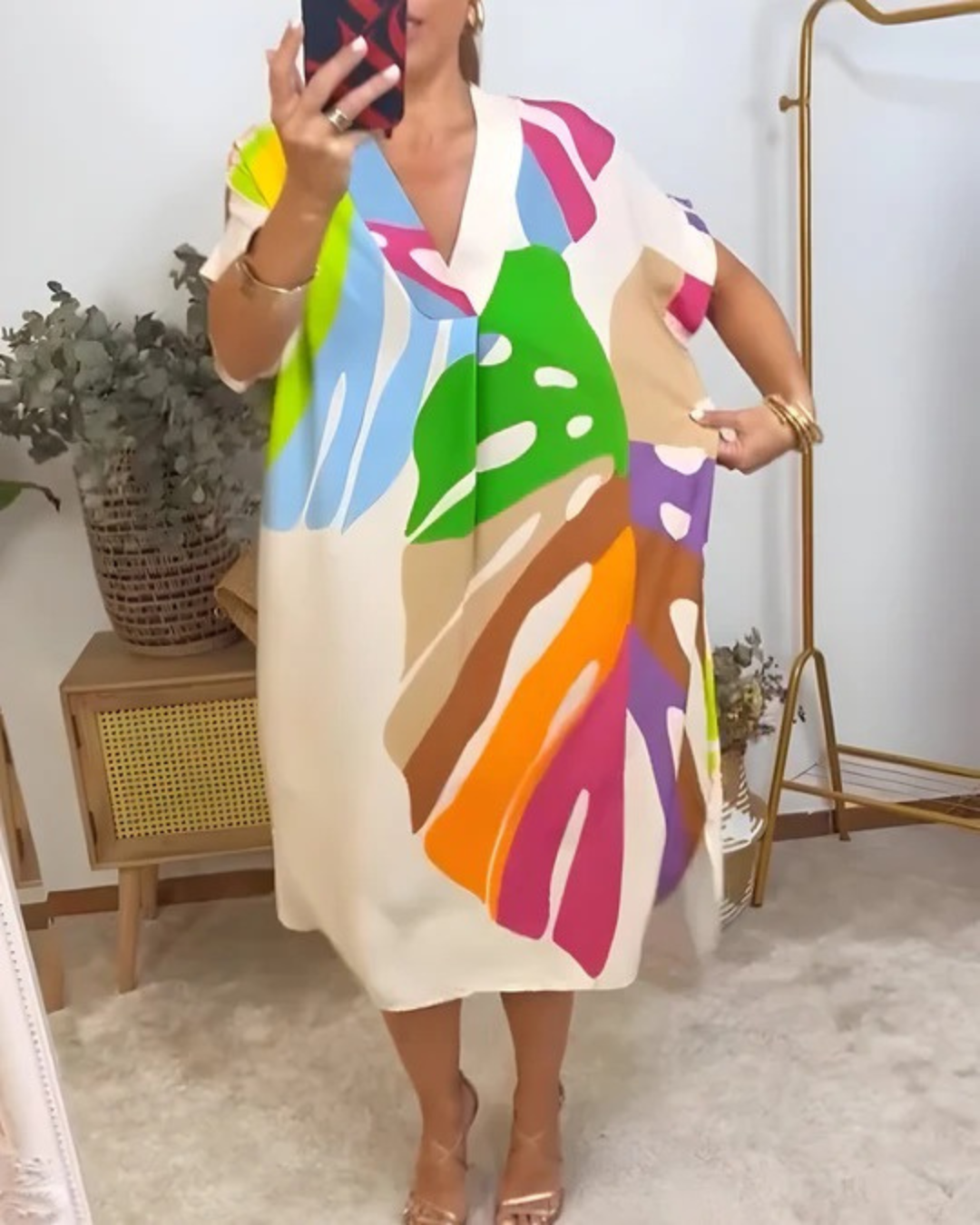 Modehus | Casual Midi Kjole med Fargerik Bladtrykk