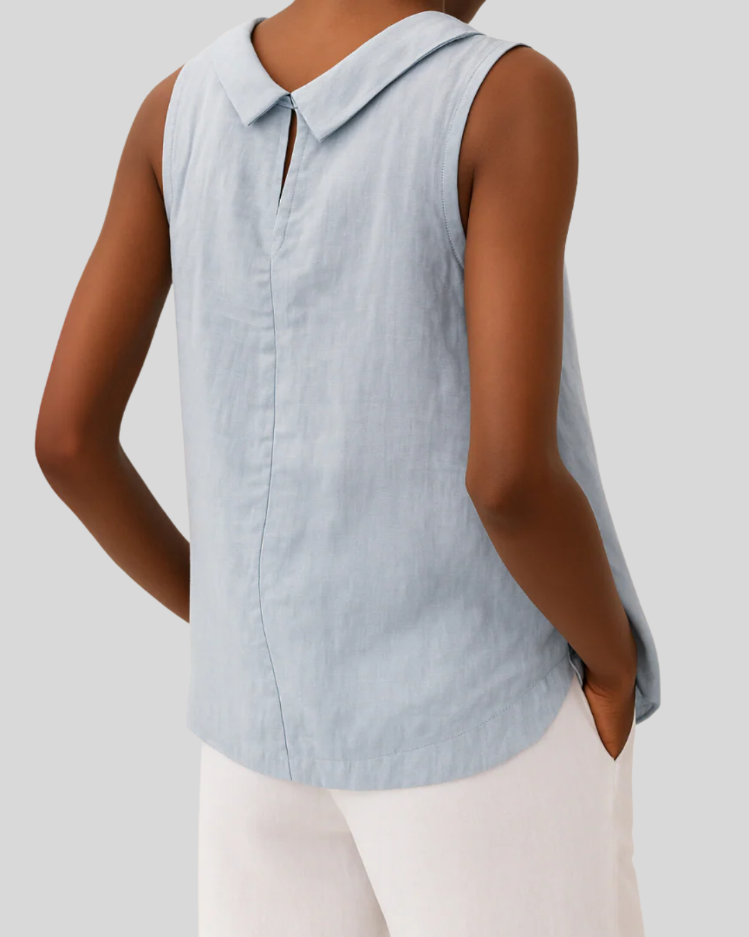 Modehus | Elegant ermeløs bluse med høy hals