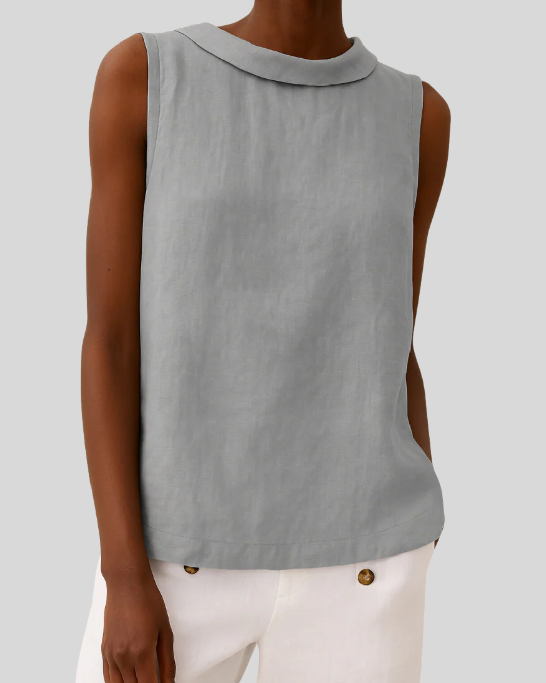 Modehus | Elegant Ermeløs Bluse med Rullekrage